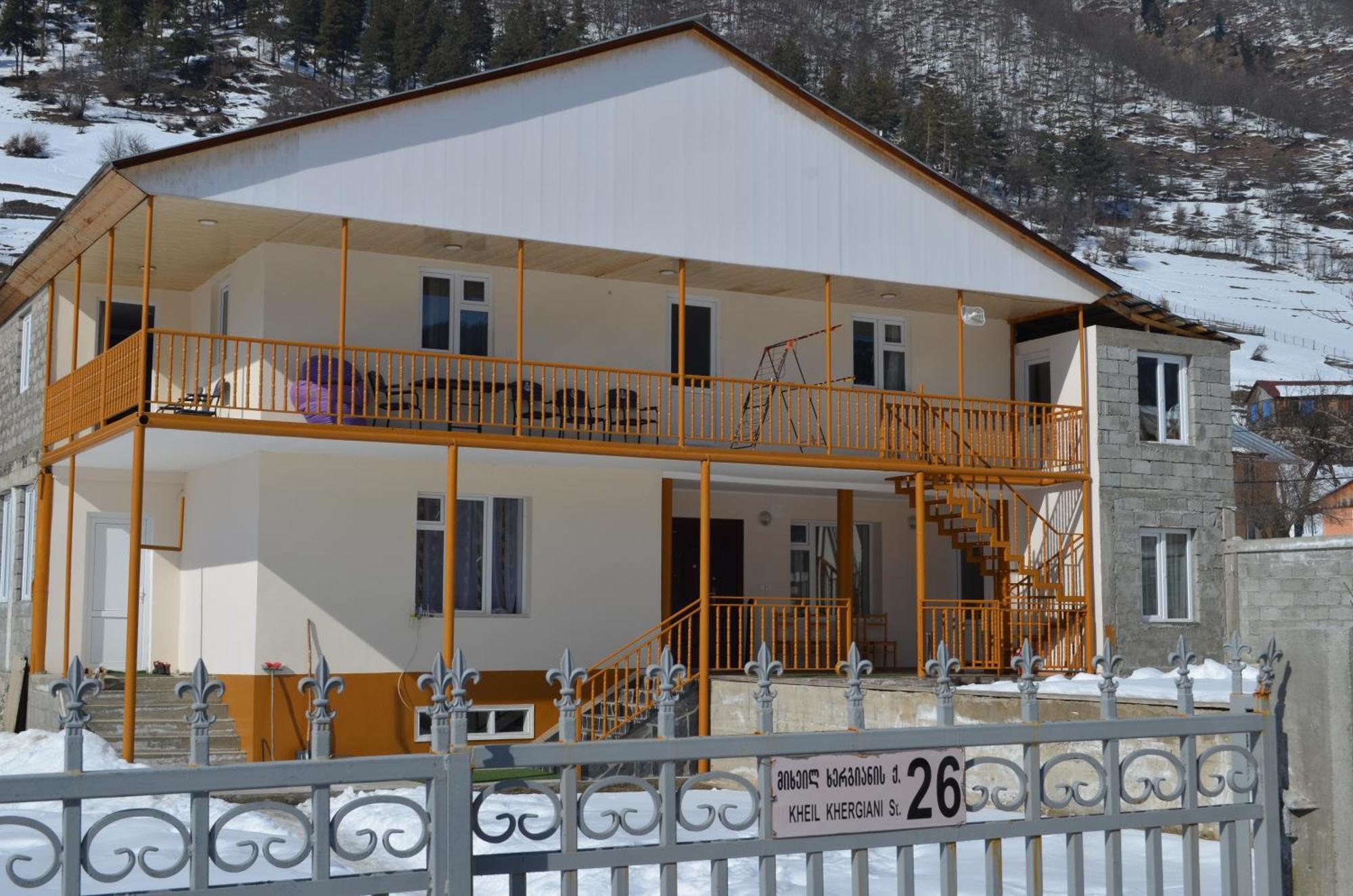 Guesthouse Qarim Mestia Bagian luar foto